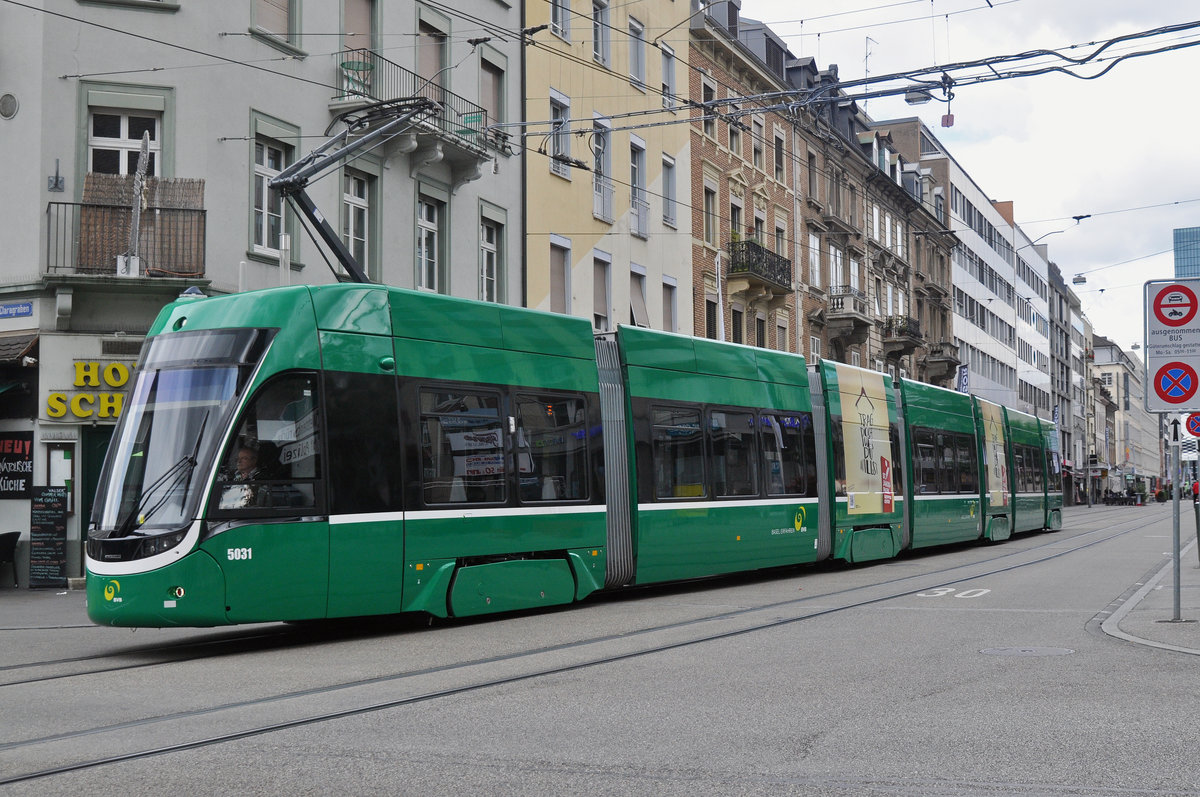 Baustelle am Steinenberg. Darum fährt die Linie 8 vom Bahnhof SBB via Wettsteinbrücke zum Messeplatz und dann zum Claraplatz. Hier fährt der Be 6/8 Flexity 5031 zur Haltestelle Claraplatz. Die Aufnahme stammt vom 17.09.2017.