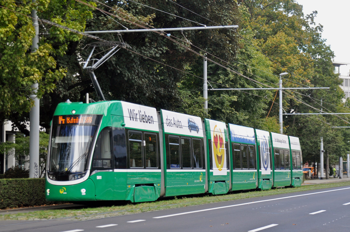 Baustelle am Steinenberg. Darum fährt die Linie 14 vom Aeschenplatz Richtung Bahnhof SBB. Am Bahnhof SBB wird sie dann zur Linie 1 und fährt via Spalenring zum Badischen Bahnhof. Hier fährt der Be 6/8 Flexity 5011 zur Haltestelle am Bahnhof SBB. Die Aufnahme stammt vom 17.09.2017.