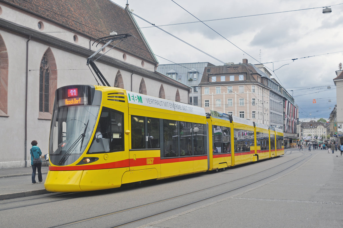 Baustelle am Steinenberg. Darum fährt die Linie 11 von der Schifflände zum Claraplatz und dann über die Wettsteinbrücke zum Bahnhof SBB. Hier bedient der Be 6/10 Tango 175 die Haltestelle Claraplatz. Die Aufnahme stammt vom 17.09.2017.