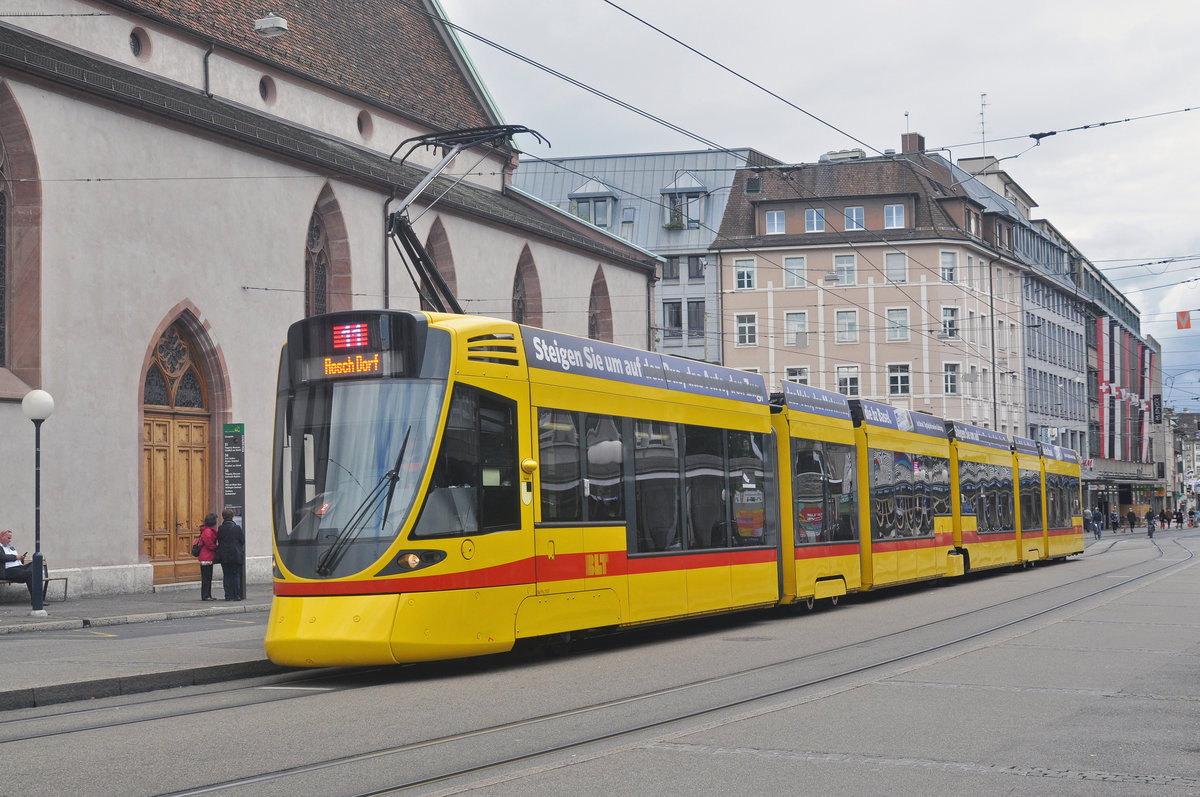 Baustelle am Steinenberg. Darum fährt die Linie 11 von der Schifflände zum Claraplatz und dann über die Wettsteinbrücke zum Bahnhof SBB. Hier bedient der Be 6/10 Tango 157 die Haltestelle Claraplatz. Die Aufnahme stammt vom 17.09.2017.