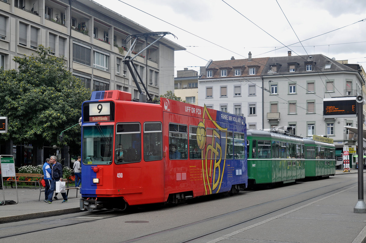 Baustelle am Steinenberg. Die extra wegen der Baustelle geschaffene Linie 9 verkehrt vom Eglisee bis zur Schifflände. Hier bedient der Dreiwagenzug, mit dem Be 4/4 490 FC Basel und den beiden B4S 1487 und 1497 die Haltestelle Claraplatz. Die Aufnahme stammt vom 17.09.2017.