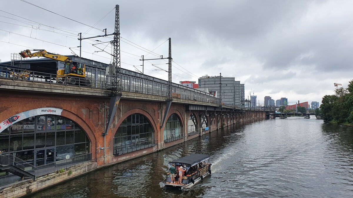 Baustelle auf der Berliner Stadtbahn (Fernbahn) aufgrund von  Schienenerneuerungen  zw. dem 26.08.20222 und dem 16.09.2022.
Zu sehen ist ein Bagger auf der Fernbahn während auf der S-Bahn der normale Verkehr lief.
Währenddessen war auf der Spree ein kleines privates Schiff unterwegs.

Aufgenommen von der Jannowitzbrücke.
Berlin, der 27.08.2022