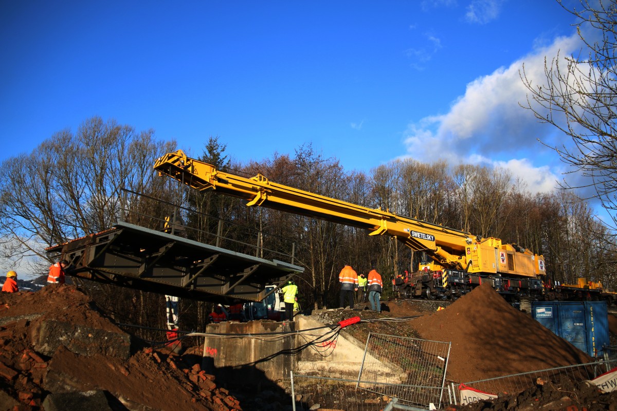 Baustelle Kilometer 38.58... Der Kirow Kran hebt Planmäßig das alte Brückentragwerk von seinem Fundamenten. Schwanberg am 6.März 2016
