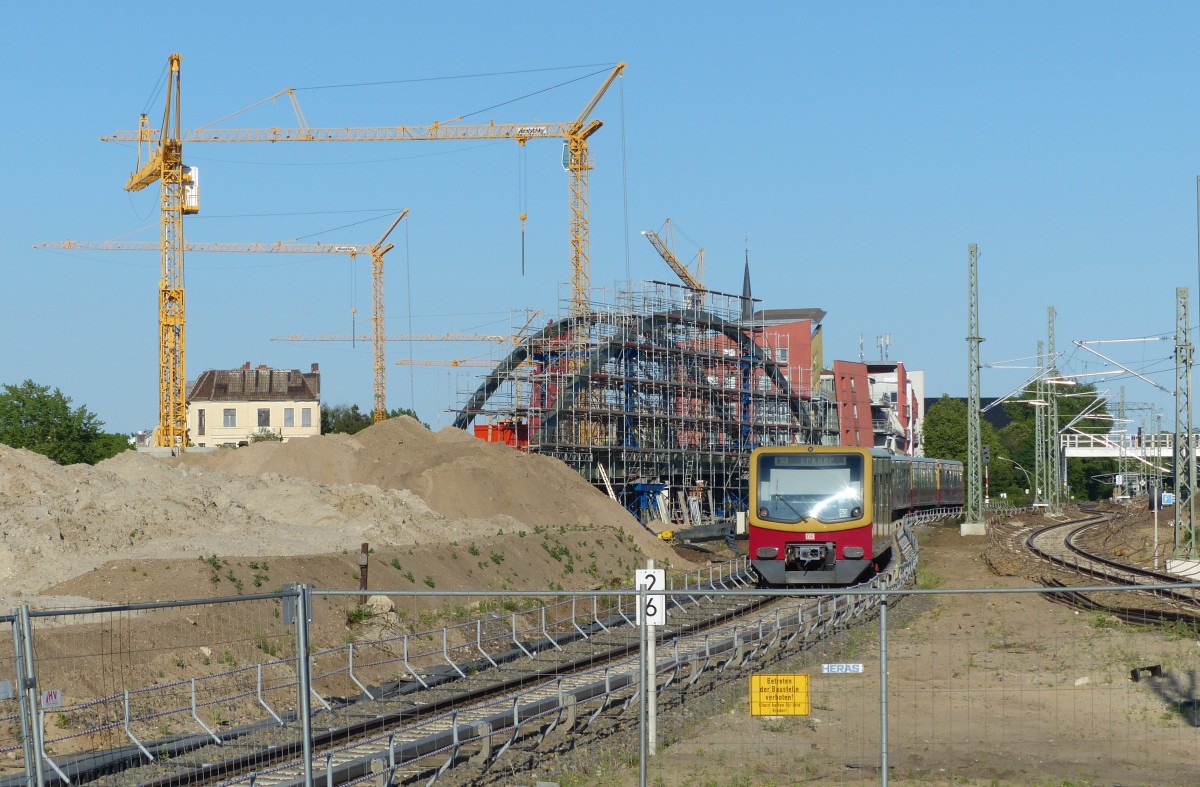 Baustelle Ostkreuz - Betreten verboten. Die S3 endet derzeit in Ostkreuz und fährt zwischen Rummelsburg und Ostkreuz engleisig. Damit dennoch ein 10-Minuten-Takt eingehalten werden kann, werden im Ostkreuz die Fahrer gewechselt, so dass die S-Bahn hier nur etwa 2 Minuten lang verweilt. 24.5.2015
