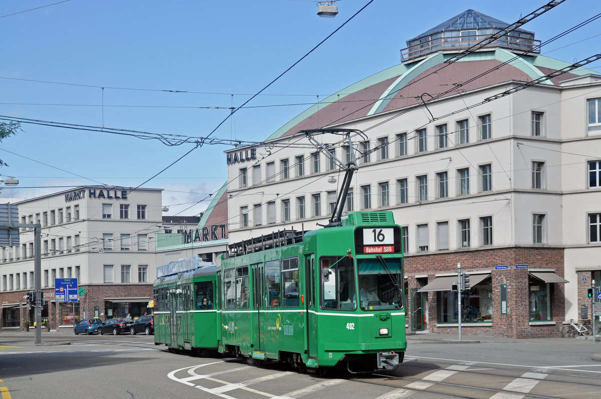 Baustelle Steinenberg. Wegen der Baustelle am Steinenberg, wendet die Linie 16 am Bahnhof SBB. Hier fährt der Be 4/4 492 zusammen mit dem B4S 1472 von der Markthalle zum Bahnhof SBB. Die Aufnahme stammt vom 22.09.2017.