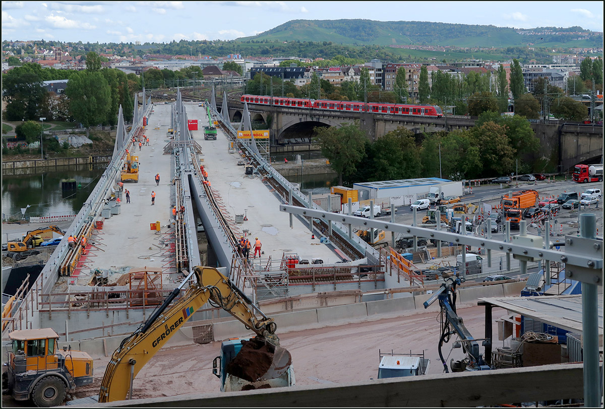 Baustellen-Update Neckarbrücke in Stuttgart-Bad Cannstatt -

Blick von oberhalb der Tunnelportale auf die neue Bahnbrücke. Die beiden Tunnelröhren unter dem Rosensteinpark sind inzwischen auch aufgefahren. Am anderen Ende des Parkes überkreuzten sich der S-Bahntunnel und der Regional- bzw. Fernbahntunnel.

24.09.2020 (M)