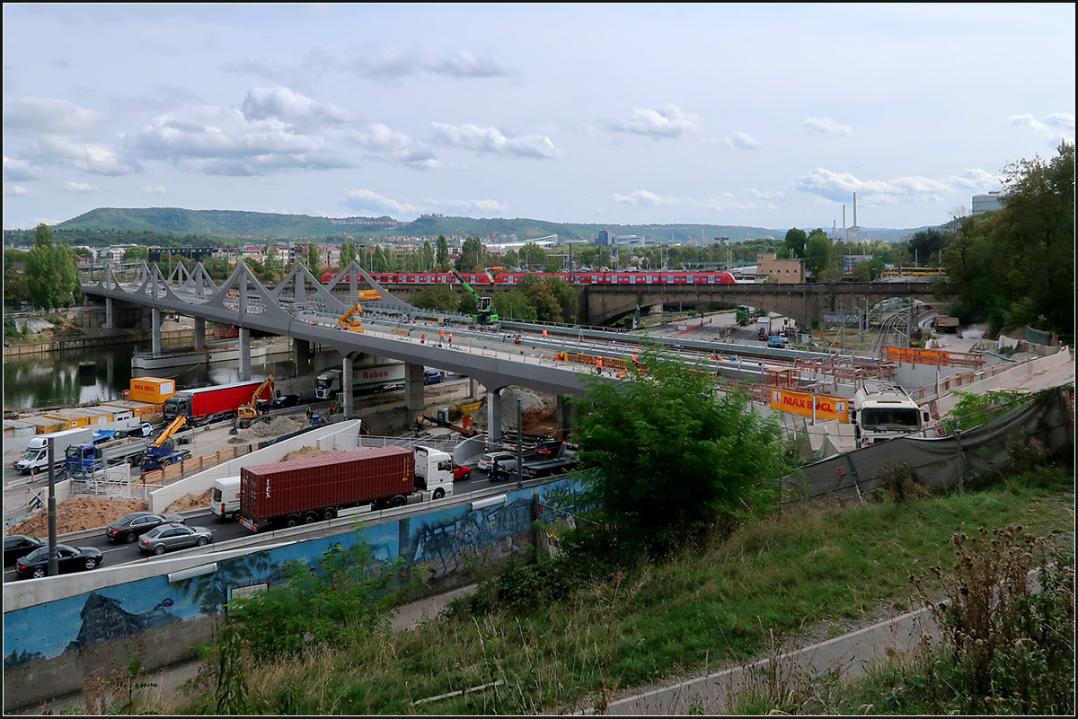 Baustellen-Update Neckarbrücke in Stuttgart-Bad Cannstatt -

Ein aktuelle Blick auf neue Bahnbrücke. Die Fahrbahnen sind jetzt durchgehend hergestellt. Unter der Brücke tritt die Stuttgart 21-Baustelle auf das größte Straßenprojekt in Stuttgart. Dort kommt der Rosensteintunnel der Bundesstraße 10 wieder ans Tageslicht. Die erforderlichen Rampen wurden jetzt auch erstellt.

24.09.2020 (M)