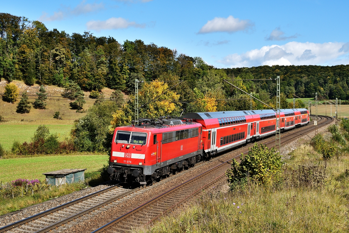 Baustellenbedingt endete der RE von Stuttgart nach Lindau am 28. September 2019 bereits in Ulm. Gezogen wurde der RE 4215 an diesem Tag von 111 076. Aufgenommen kurz vor Urspring auf der Schwäbischen Alb.