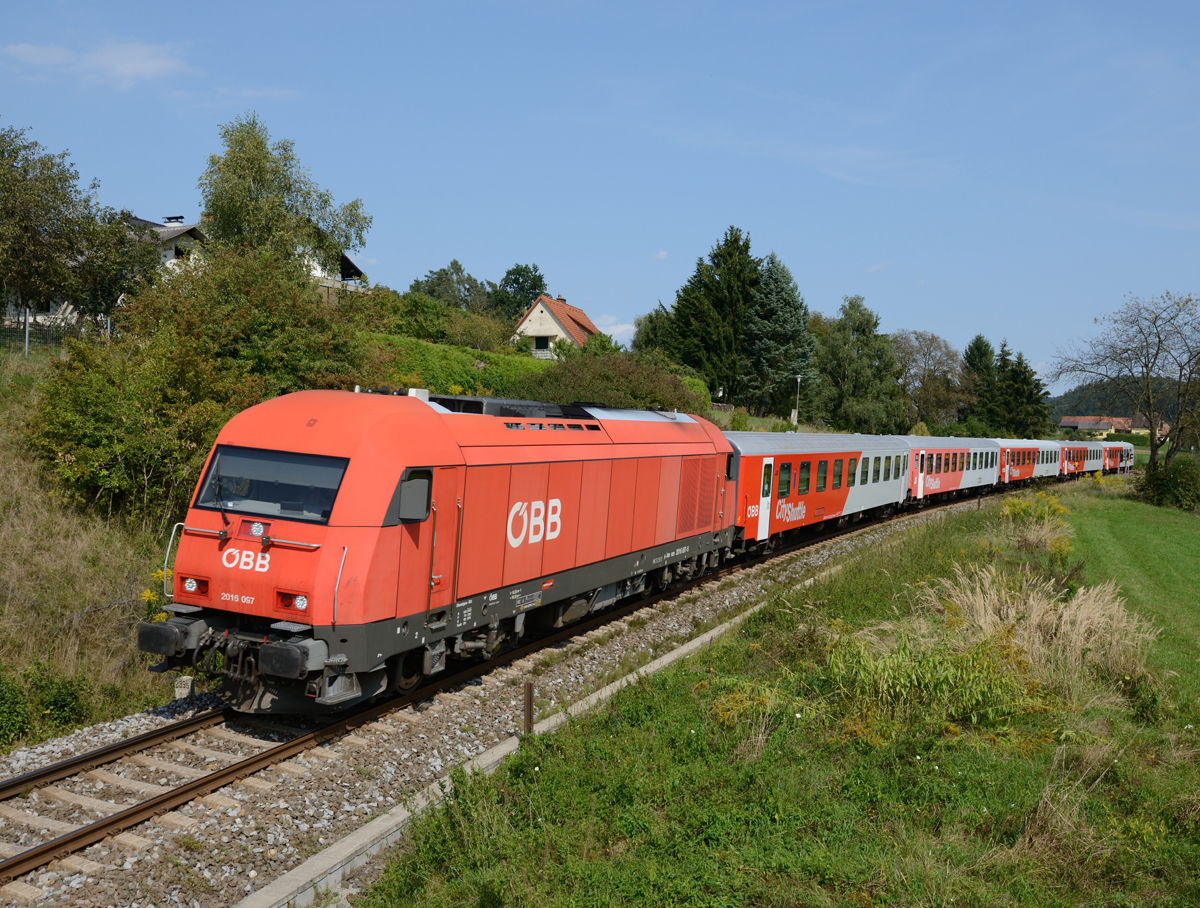 Baustellenbedingt gab es im August 2018 Lp-Züge auf der steirischen Ostbahn, welche aus 2016er in Fahrtrichtung Graz (stehen sonst in Richung Fehring) und klassischen CityShuttle-Waggon bestanden. Hier 2016 097 als LP 98753 am 23. August 2018 in Hart bei Graz.