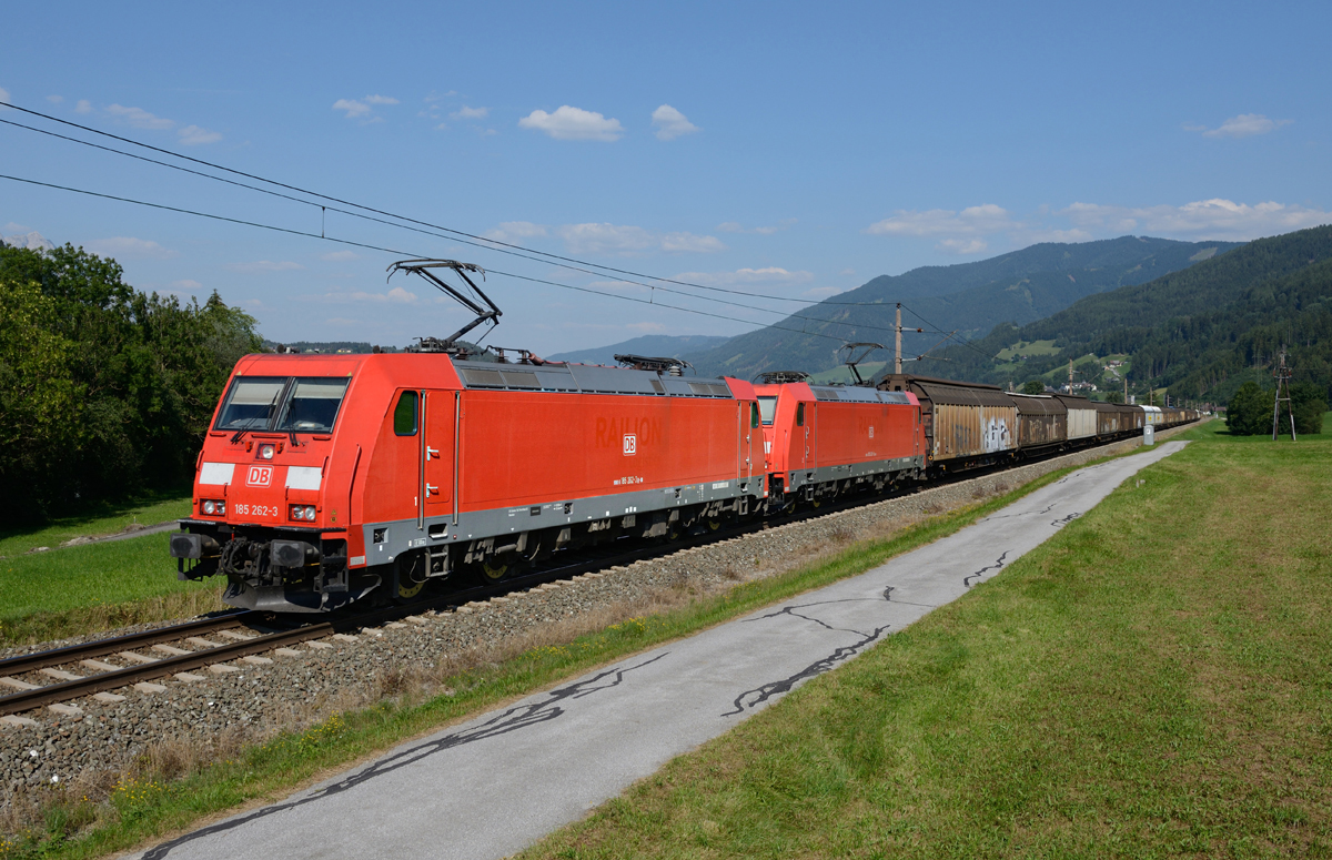 Baustellenbedingt musste der  Papierzug   im August durch das Ennstal umgeleitet werden. Am 08. August 2015 war dem 48930 die 185 262 sowie die 185 245, und wurden von mir bei Pruggern fotografiert. 