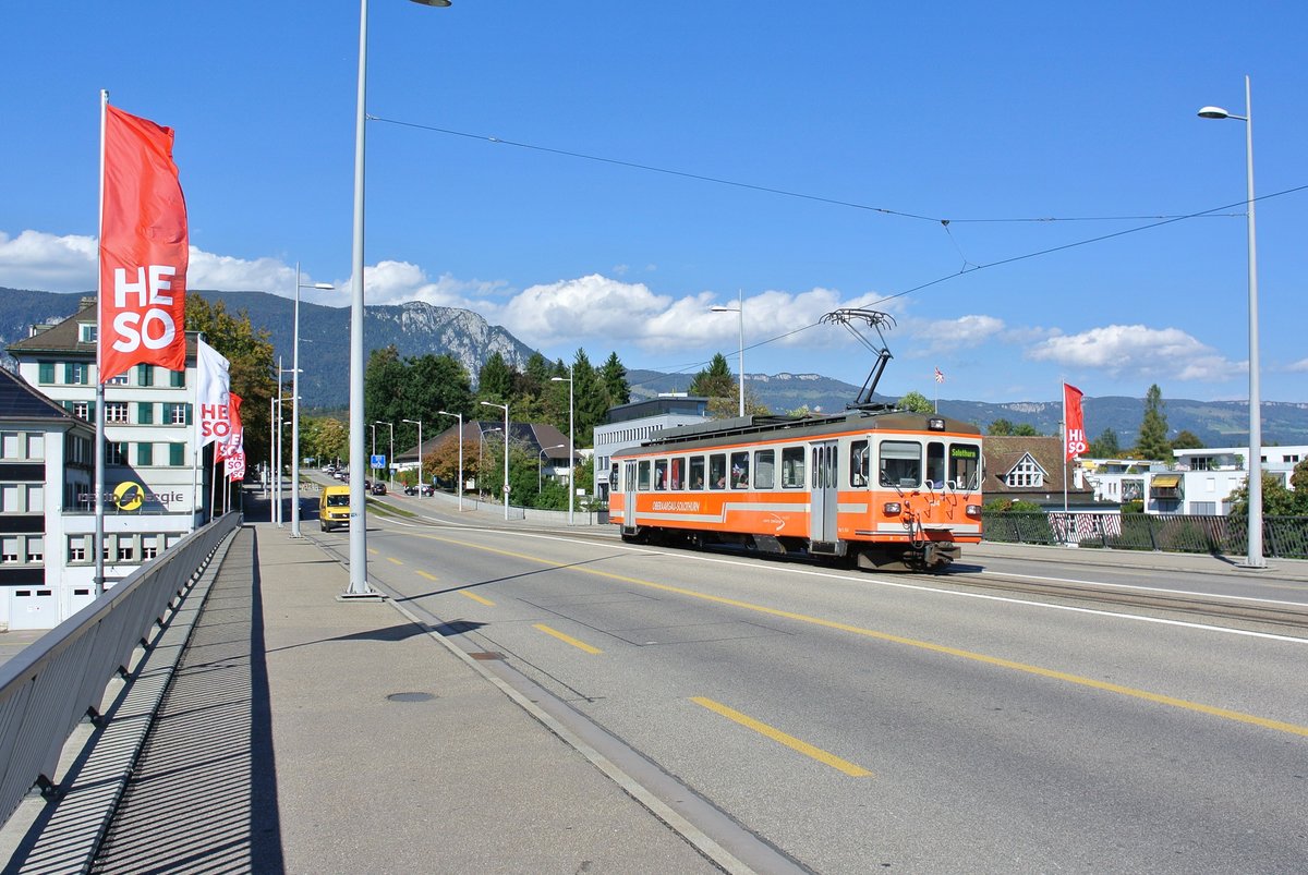 Baustellenbedingt pendelt der alte Be 4/4 104 zwischen Solothurn und Flumenthal, im Bild ist der Triebwagen auf der Roetibrücke zwischen Baseltor und Hauptbahnhof, 30.09.2016.