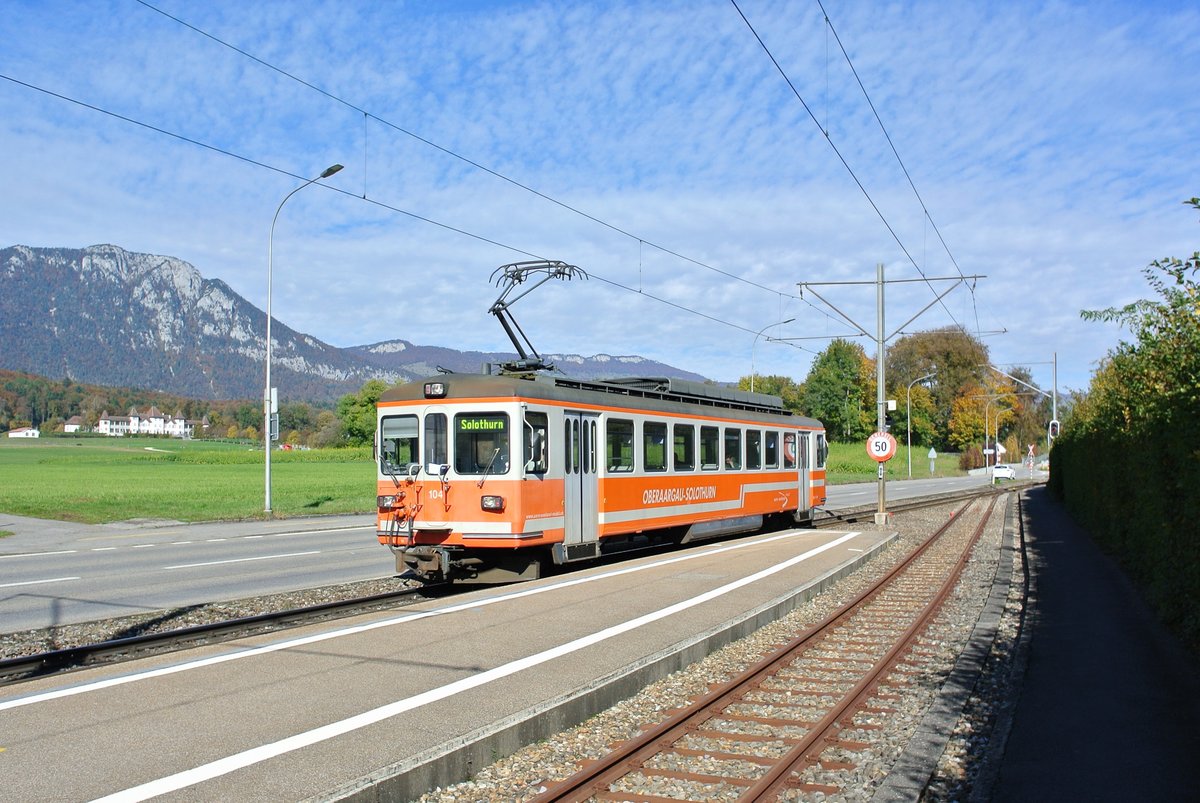Baustellenbedingt pendelt der alte Be 4/4 104 zwischen Solothurn und Flumenthal, hier in St. Katharinen, 22.10.2016.