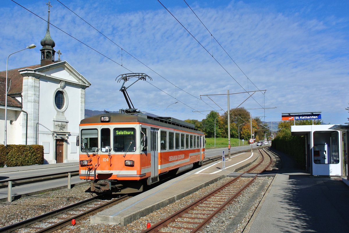 Baustellenbedingt pendelt der alte Be 4/4 104 zwischen Solothurn und Flumenthal, hier in St. Katharinen, 22.10.2016.