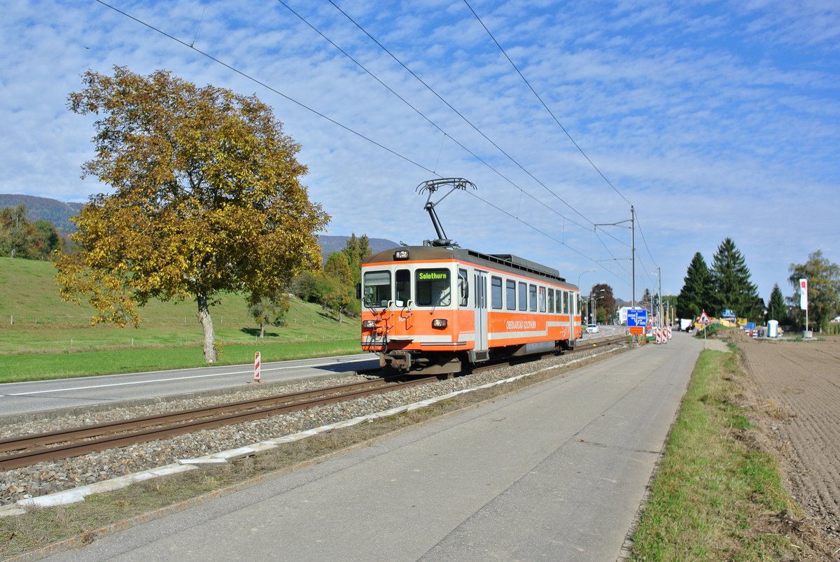 Baustellenbedingt pendelt der alte Be 4/4 104 zwischen Solothurn und Flumenthal, hier bei Ausfahrt in Flumenthal, 22.10.2016.