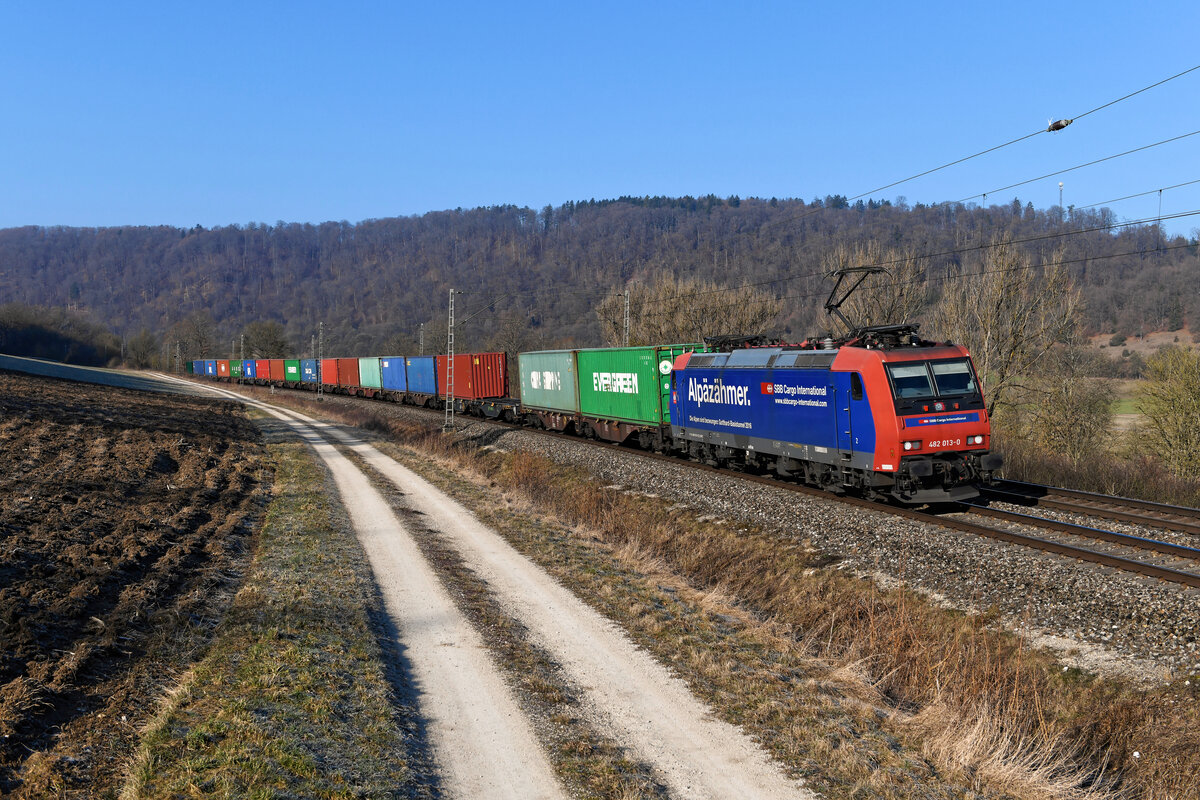 Baustellenbedingt über das Altmühltal umgeleitet wurde am 04. März 2022 der Containerzug DGS 88131 von Dradenau nach Regensburg Ost. Es führte die 482 013, die mit ihrer Seitenbeschriftung auf die Eröffnung des Gotthard-Basistunnel im Jahre 2016 hinweist. Entstanden ist die Aufnahme bei Obereichstätt.