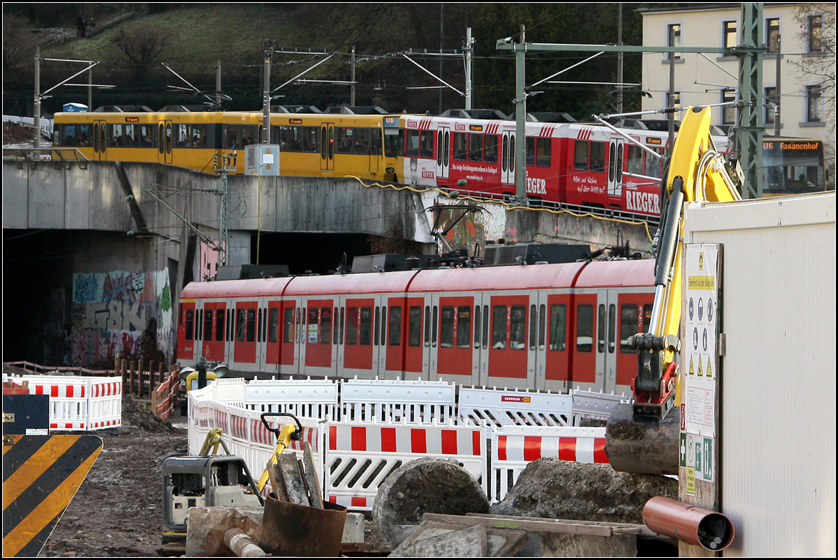 Baustellenverkehr -

Am Bahnhof Stuttgart-Feuerbach sind sowohl die Stadtbahn als auch die S-Bahn direkt von den Bauarbeiten für Stuttgart 21 betroffen. Hier entsteht eines der Tunnelportale zum neuen Hauptbahnhof und direkt im Anschluss müssen sowohl die S-Bahn- als auch die Stadtbahngleise unterquert werden.

14.01.2017 (M)