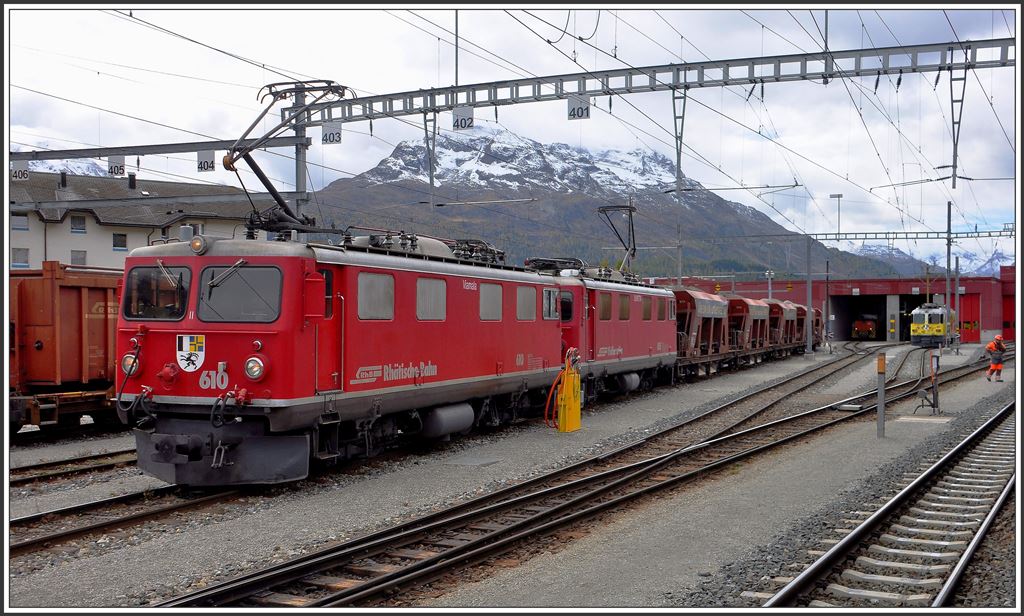Baustellenzug mit Ge 4/4 I 610  Viamala  und 605  Silvretta  abfahrbereit in Samedan. (07.10.2015)