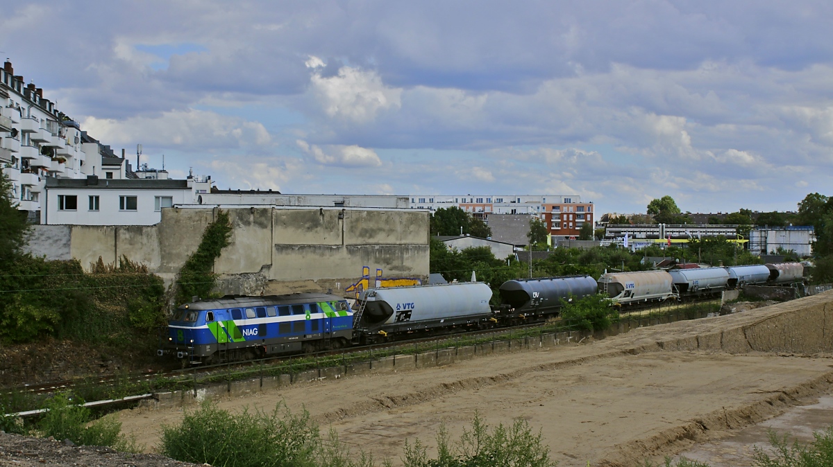 Bautätigkeiten ermöglichen zur Zeit einen neuen Blick auf die Düsseldorfer Güterumgehungsbahn. Am 19.08.2019 ist NIAG 8 auf dem Rückweg von Düsseldorf-Reisholz nach Millingen.