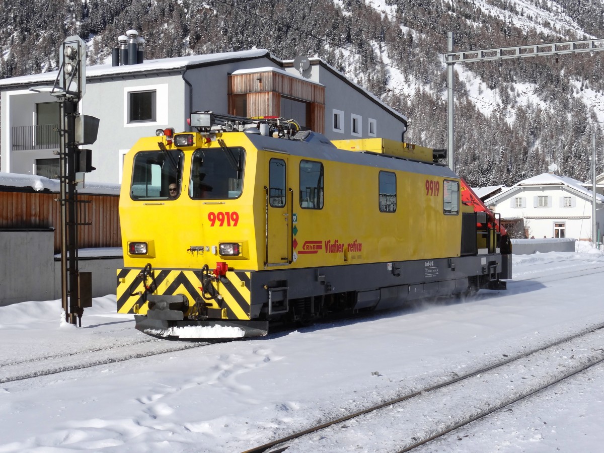Bautraktor Xmf 4/4 9919, Bahnhof Bever, 28-01-2015