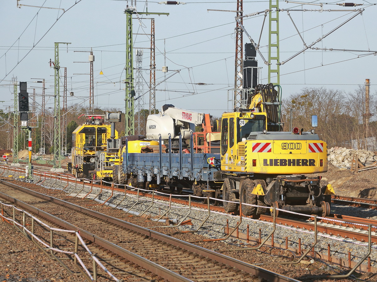 Bauzug am Sonntag den 13. Februar 2022 im Bereich des Bahnhof Wünsdorf-Waldstadt.