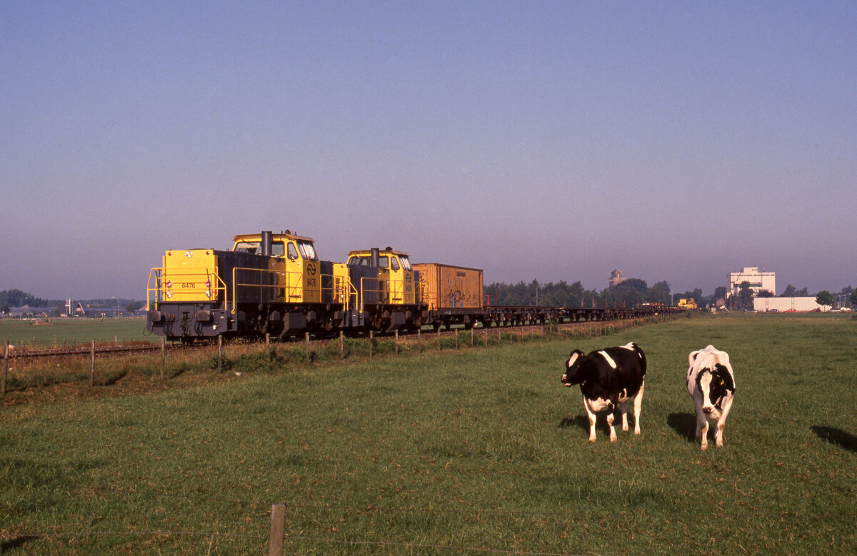 Bauzug von Arnhem nach Aalten mit NS 6476 + 6430 bei Wehl, 08.07.1993. Scanbild 6368, Fujichrome100.