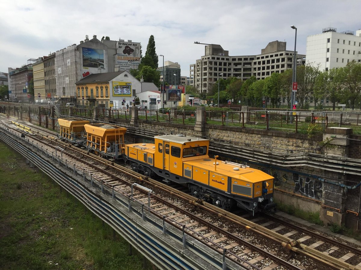 Bauzug auf der Wiener U4 mit Lok 6927 am 01.05.2017 zwischen Friedensbrücke und Spittelau.