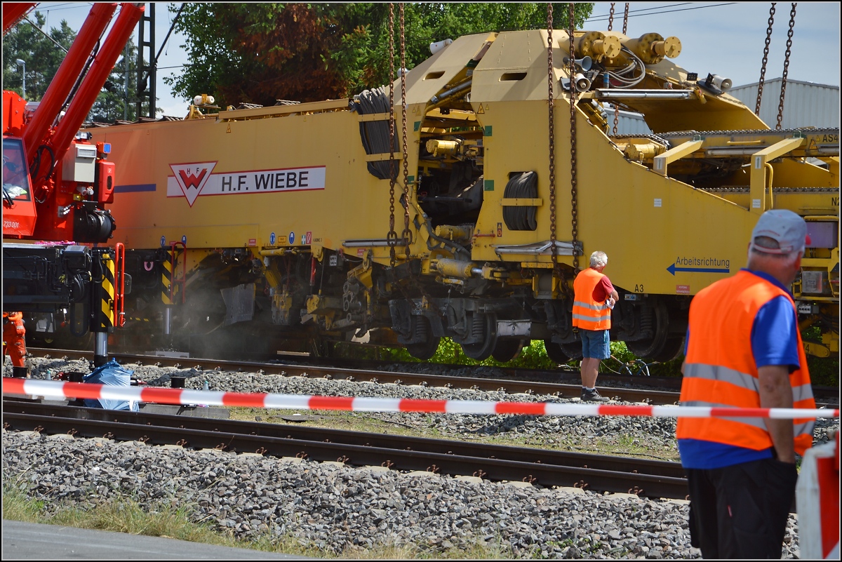 Bauzug-Entgleisung Radolfzell. Jetzt wird die schwere Mitte des Wagens wieder aufgegleist. Juli 2016. 