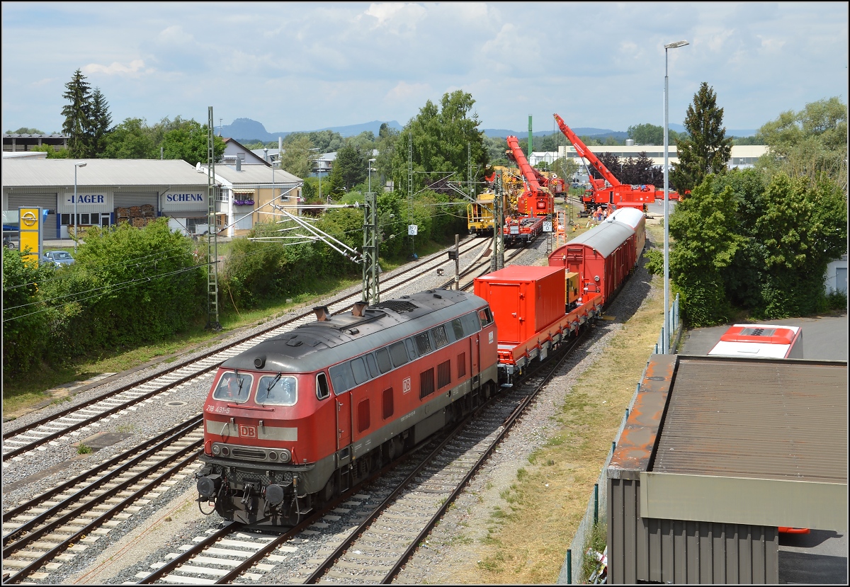 Bauzug-Entgleisung Radolfzell. Keine Verletzten, nur der Bauzug allein war beteiligt, obwohl bei schlechterem Timing durchaus ein Seehas kollidieren hätte können. Vier Bergungskräne waren angerückt. Zwei waren via Gäubahn und zwei via Bodenseegürtelbahn nach Radolfzell gekommen. Im Vordergrund 218 431-5 die den Zug über die Dieselstecken an den Unfallort brachte. Juli 2016.