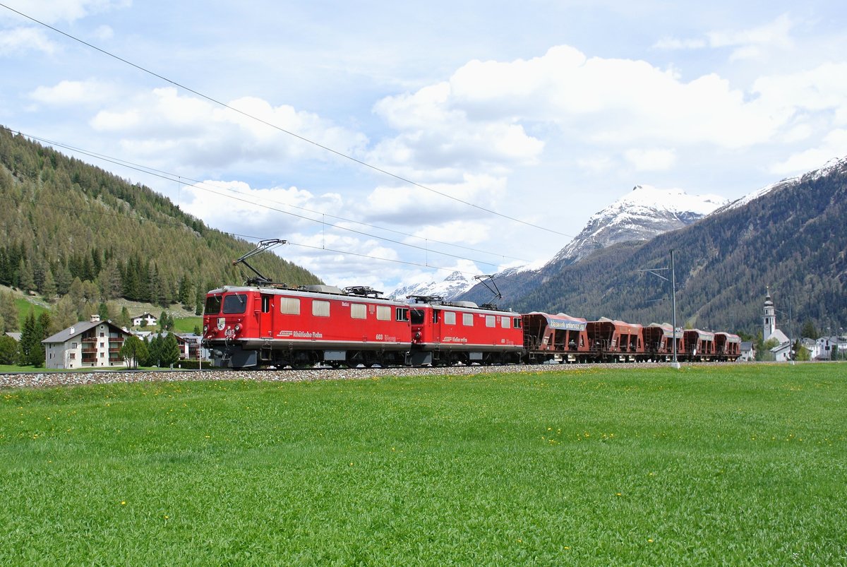 Bauzug fr den neuen Albulatunnel; Ge 4/4 I 603+610 mit Kieswagen von Samedan Richtung Preda, 26.05.2016.