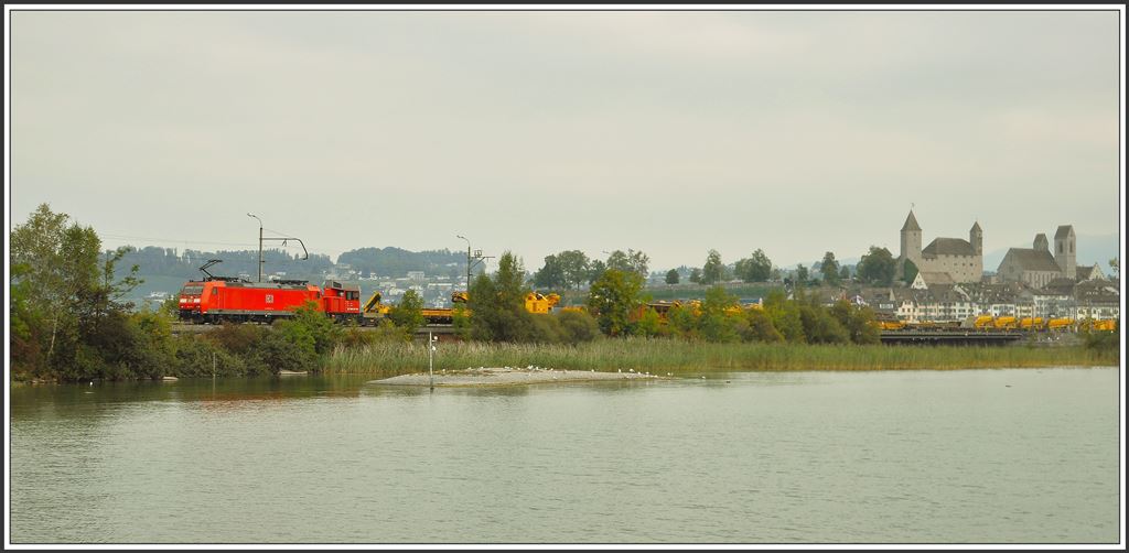 Bauzug mit 185 118-7 auf dem Damm von Rapperswil. (10.09.2015)