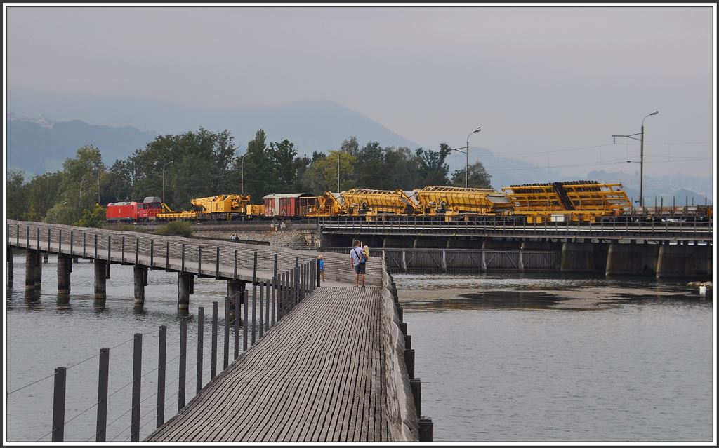 Bauzug mit 185 118-7 auf dem Damm von Rapperswil (10.09.2015)