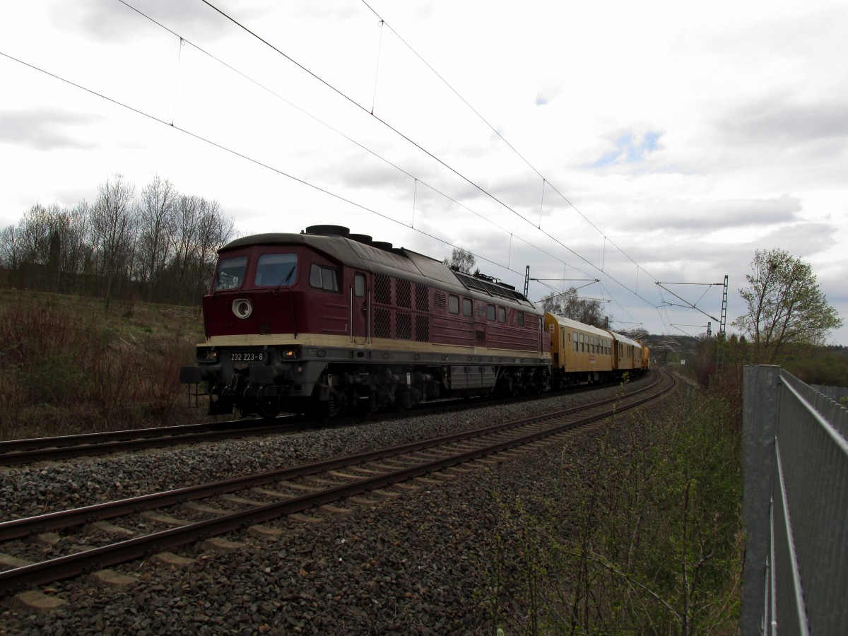 Bauzug mit der 232 223-8 auf dem Weg nach Hof, gesehen am 17.04.2015