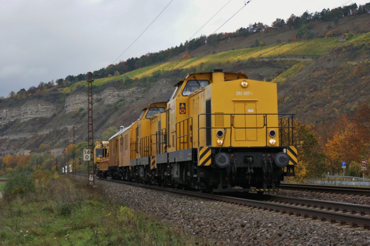 Bauzug mit der 293 007-1 und 293 xxx am 24.10.13 Richtung Wrzburg.