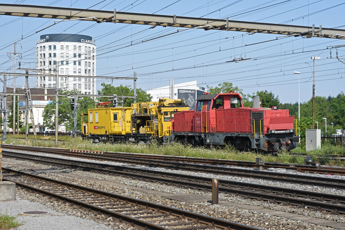 Bauzug, mit der Am 841 005-2 und dem XTmass 99 85 9236 003-1, durchfährt den Bahnhof Pratteln. Die Aufnahme stammt vom 18.07.2019.