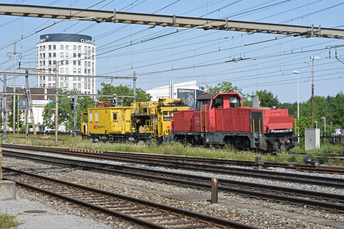 Bauzug, mit der Am 841 005-2 und dem XTmass 99 85 9236 003-1, durchfährt den Bahnhof Pratteln. Die Aufnahme stammt vom 18.07.2019.