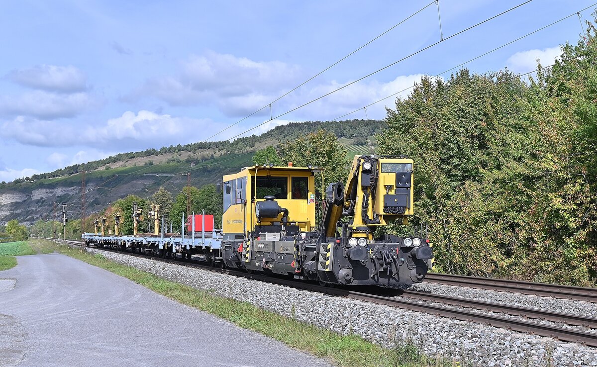 Bauzug mit einer mir unbekannten Zugmaschine und eigenwilligen Transportwagons für Schienen. Thüngersheim den 28.9.2021