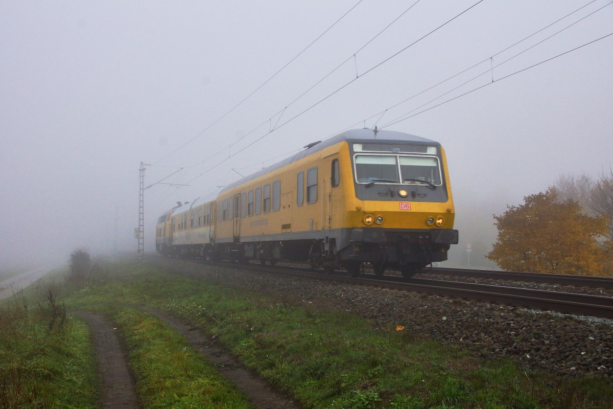 Bauzug von Netz Instandhaltung (Fahrwegmessung) geschoben von 218 477-8 gesehen am 27.10.15 bei Thüngersheim.