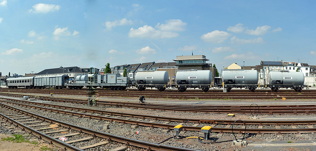 Bauzug einer Privatfirma mit Kesselwagen und Umbauwagen im Bf Euskirchen (Pano-Bild) 04.05.2014