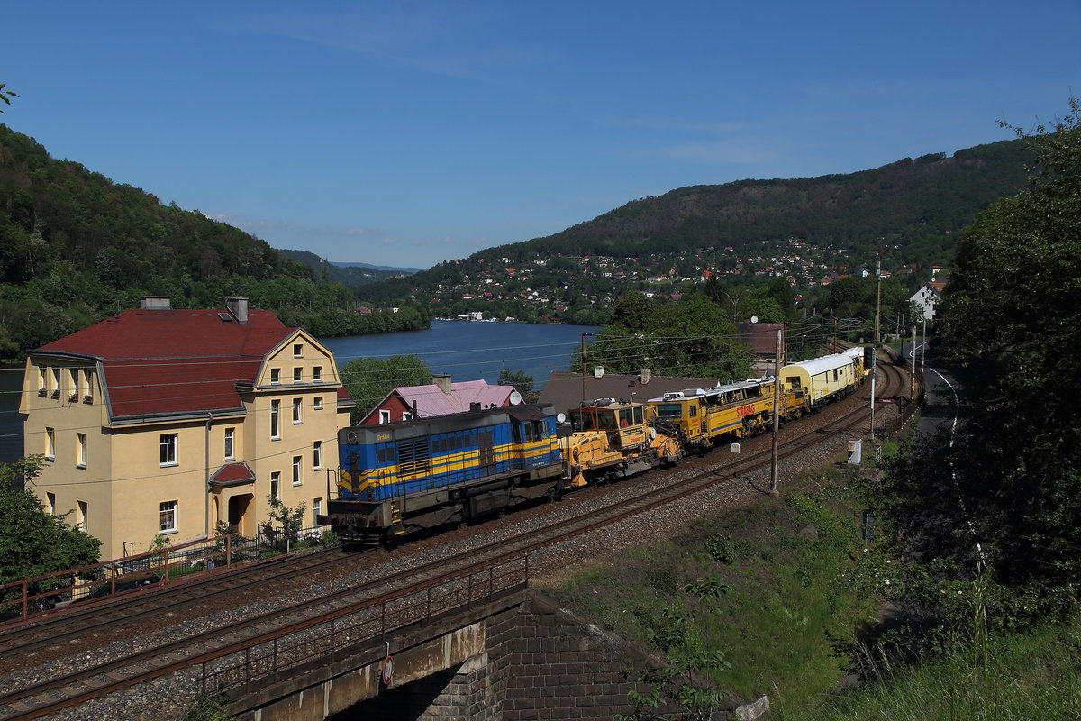Bauzug Slzu 56845 mit 742 164 bei Brna an der Labe gen Süden. Eingefangen am 02.06.2019