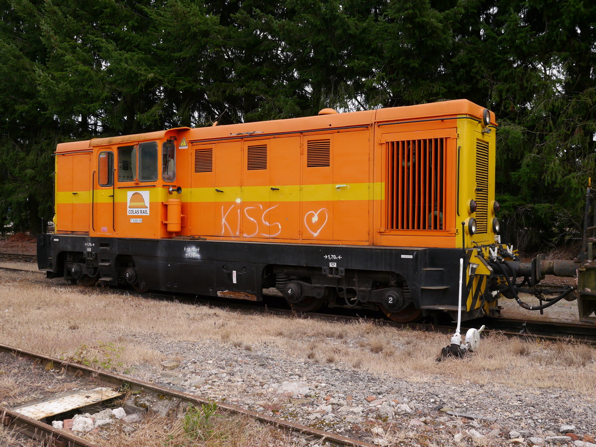 Bauzuglok COLAS-RAIL F 6000 105 (Loktyp: L45H, Hersteller: FAUR Rumänien).
Die aus Rumänien stammende Meterspurlok wird für Bauzüge auf der Meterspurstrecke der Chemin de fer du Blanc-Argent im Zentrum Frankreichs eingesetzt.
2014-09-17 Romorantin 