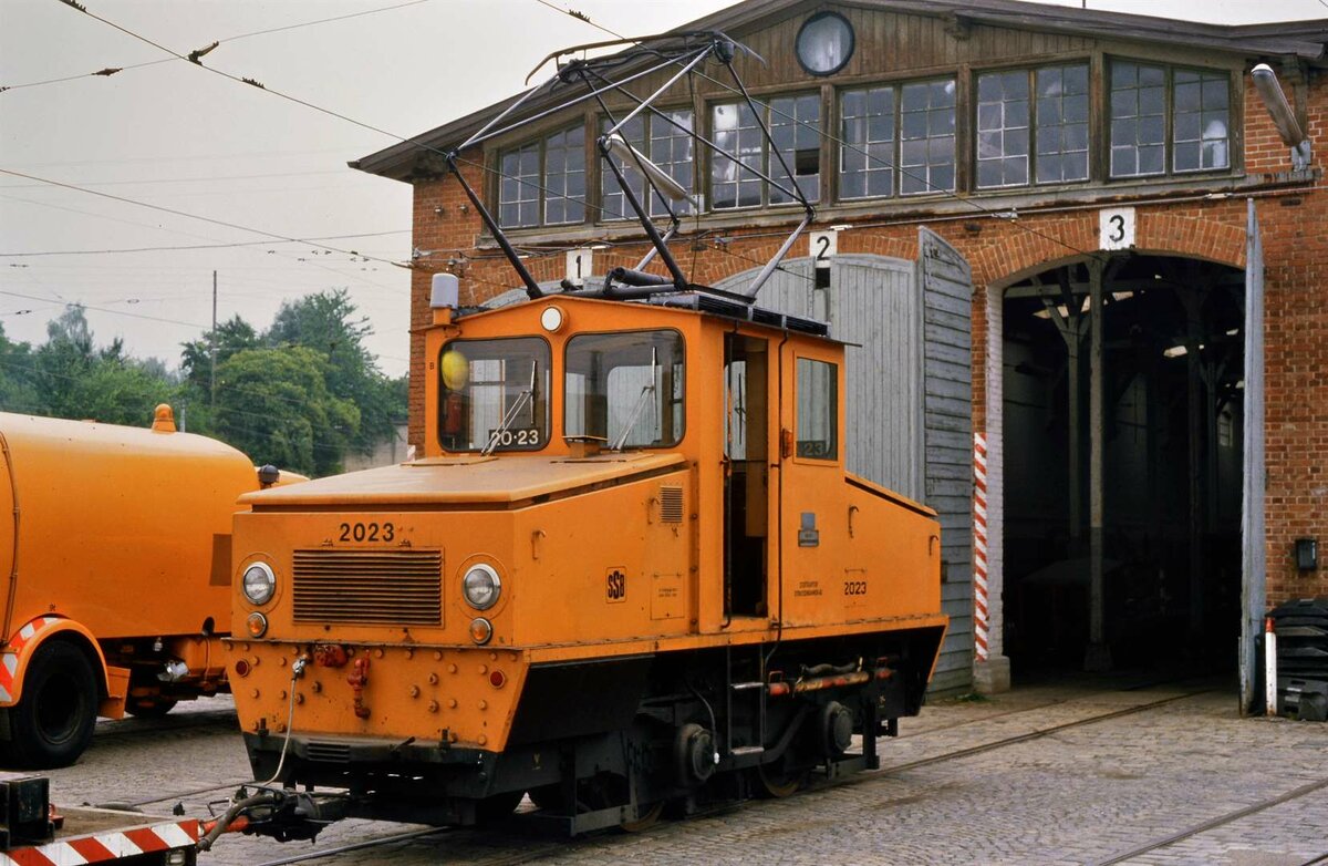 Bauzuglokomotive 2023 (SSB) war nur sehr wenig  im  Möhringer Wagenschuppen (frühere Filderbahn) zugange. Am 26.07.1984 hatte ich das Glück, dort der kleinen Schlepplok zu begegnen. Sie war 1946 von der MF Esslingen und BBC als  Trümmerlok  gebaut worden und ist in der Straßenbahnwelt Stuttgart erhalten.