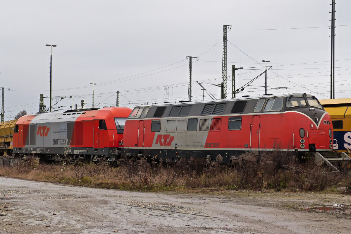 Bauzugloks gehören für mich optisch auf zugewucherte Gleise am Rande von Bahnhöfen wie hier in Plattling 02.12.2016