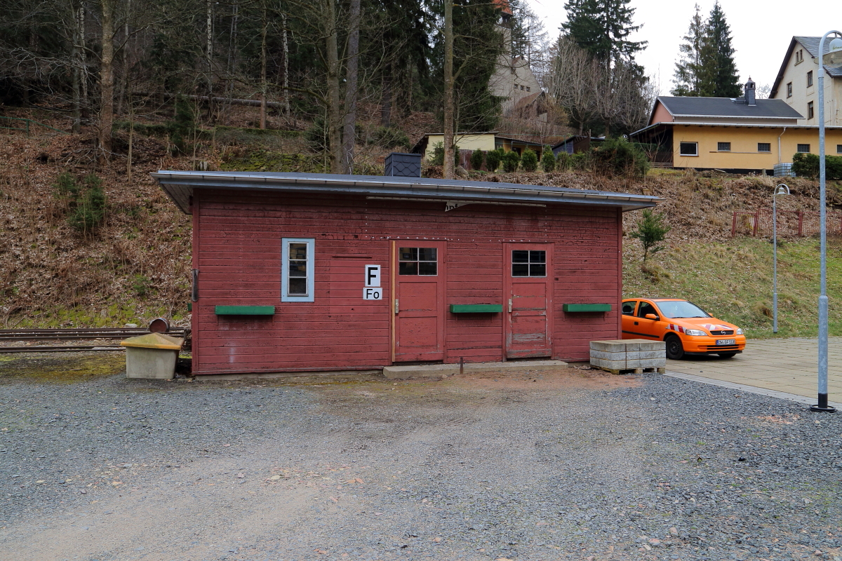 Bauzustand des Bahnhofes Kurort Kipsdorf am 04.04.2016. (Bild 2) Welchen Zweck wird dieses kleine Dienstgebäude wohl in Zukunft erfüllen?