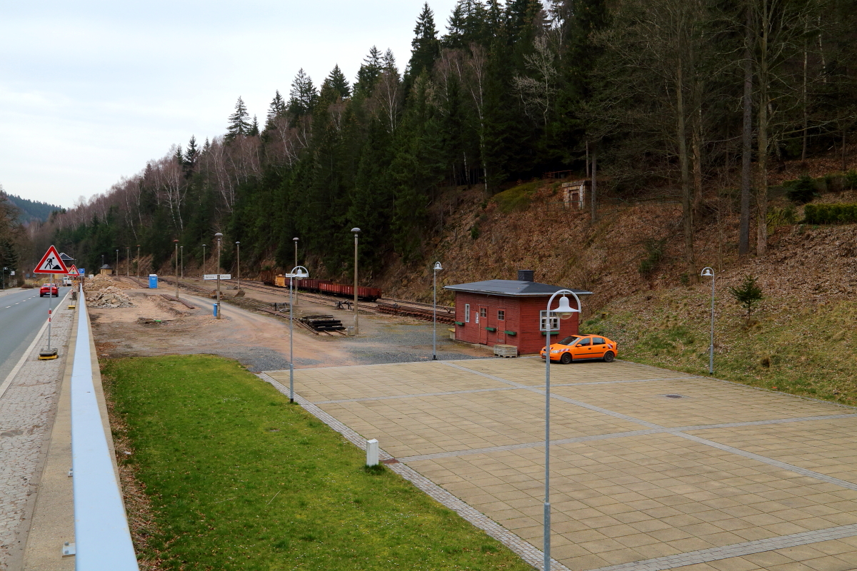 Bauzustand des Bahnhofes Kurort Kipsdorf am 04.04.2016. (Bild 6) Zu guter Letzt noch eine Übersicht über das Gesamtgelände, aufgenommen von der parallel verlaufenden Straße. Rechts am Hang ist der bahneigene Brunnen zur Wasserversorgung der Dampflokomotiven zu sehen. Er wird nach Wiedereröffnung des Bahnhofes, wie schon zu alten Zeiten, den Wasserkran (befindet sich zum Zeitpunkt der Aufnahme noch in der Aufarbeitung) am Bahnsteig speisen.