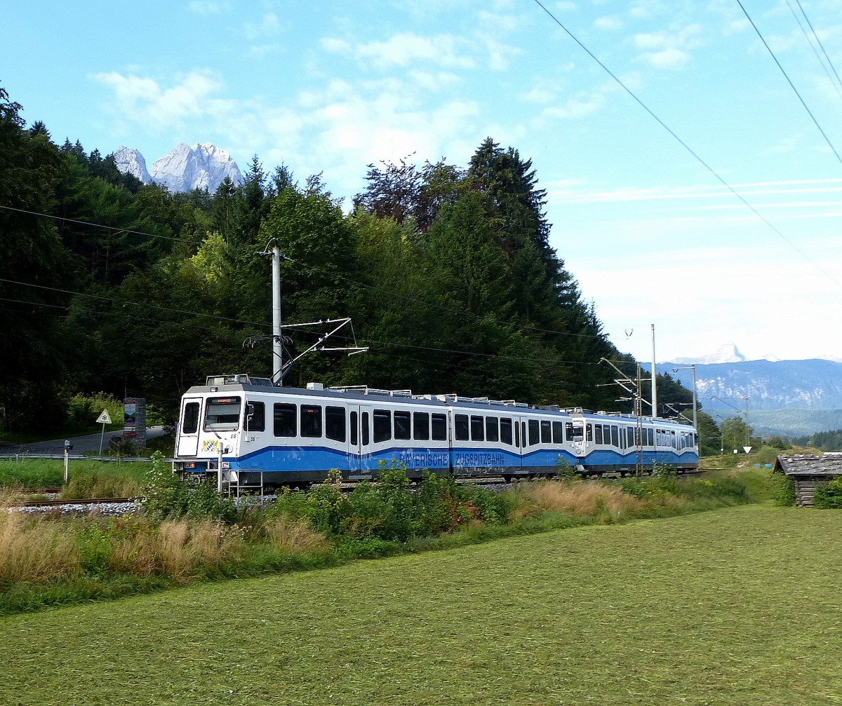 Bayerische Zugspitzbahn auf dem Weg zu Deutschlands hchstem Gipfel, hier in Hhe vom Riessersee, Aug.2014