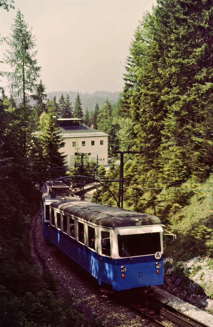 Bayerische Zugspitzbahn (BZB), Vorstellwagen 21 und ein Zahnradtriebwagen der Reihe BZB 1-4
(Sommer 1984)