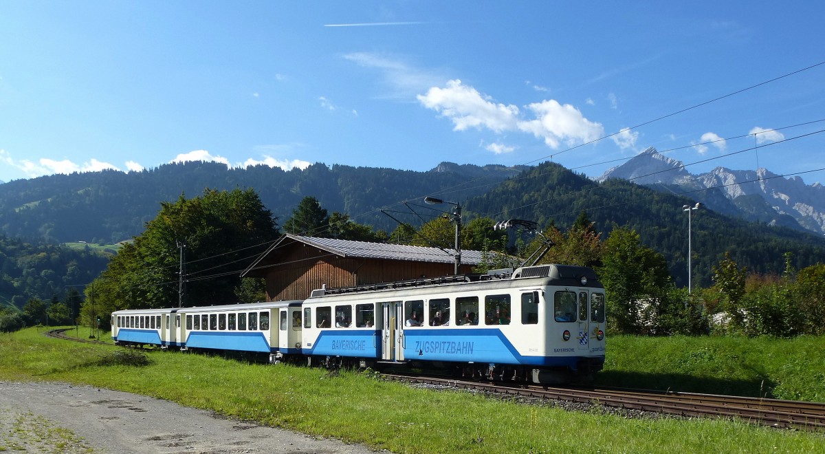 Bayerische Zugspitzbahn nach Verlassen des Bahnhofs in Garmisch, Aug.2014