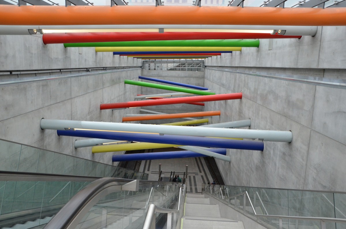 Bayerischer Bahnhof in Leipzig. Der älteste Bahnhof hat unterirdisch eine neue S-Bahn-Station erhalten. Am 29.05.2014 kurz vor der vollendeten Fertigstellung gesehen.  Hier hat der Abgang zum Bahnsteig eine moderne Skulptur erhalten.