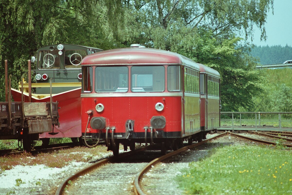 Bayerisches Bw Rosenheim (DB): Schneeräumer und  Uerdinger Schienenbusse.
Datum: 12.06.1984

