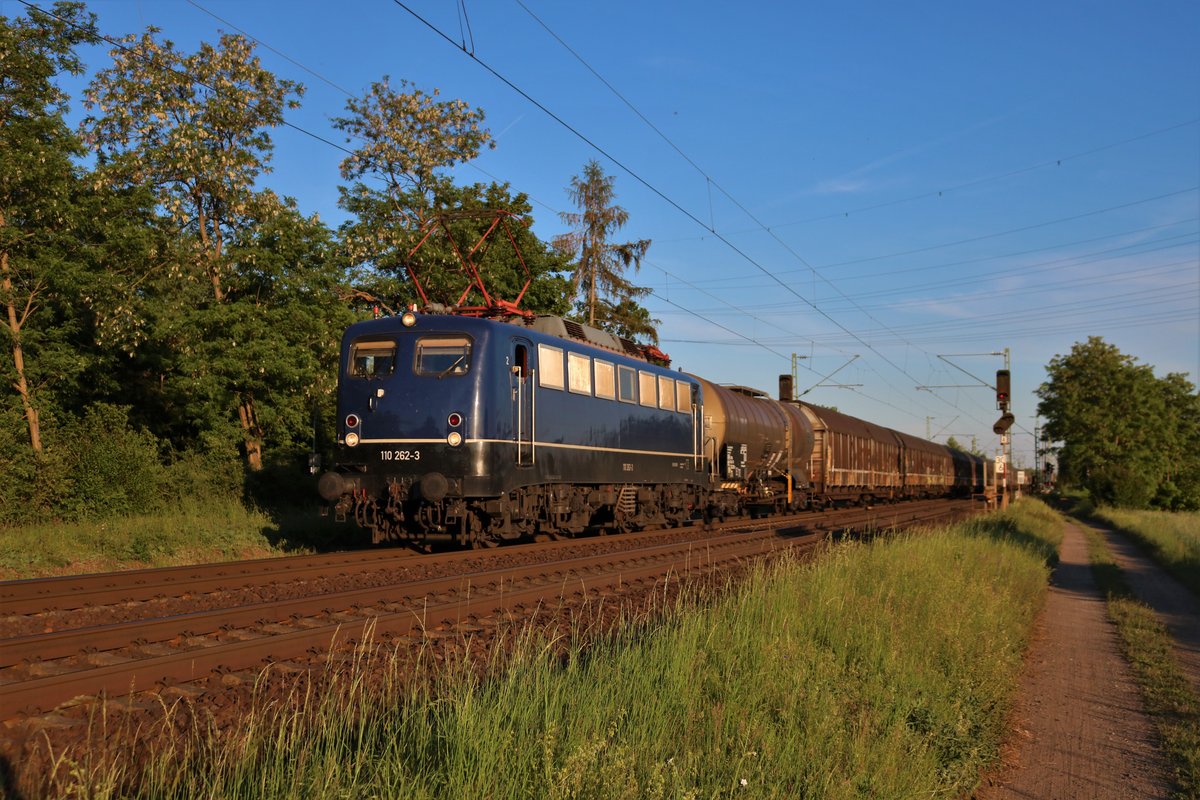 Bayernbahn 110 262-3 mit dem Henkelzug in Dettingen (Karlstein am Main) am 21.05.20